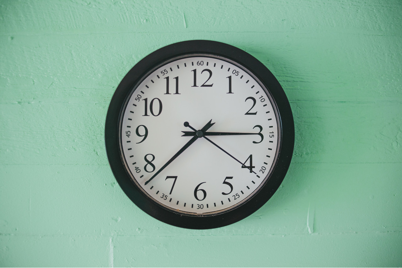 clock in living room vastu